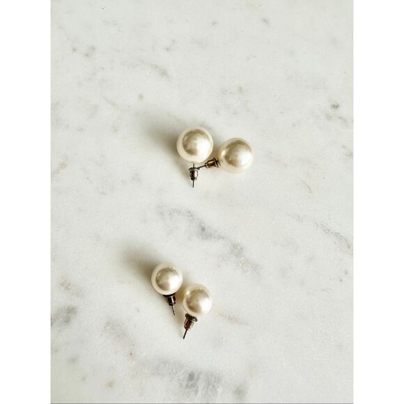 Set of two faux pearl stud earrings - Picture 3 of 3
